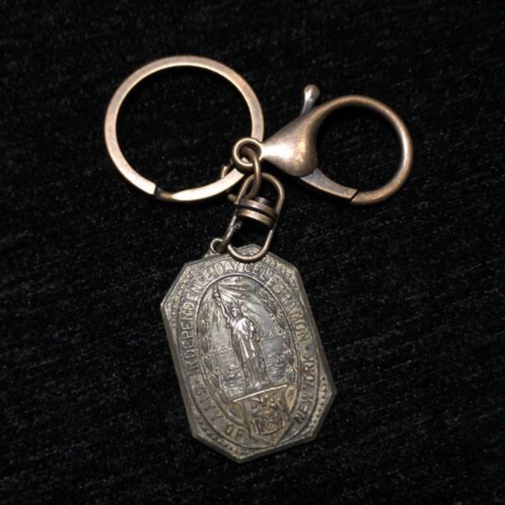 NYC INDEPENDANCE DAY VINTAGE ⇏ KEYCHAIN 1932